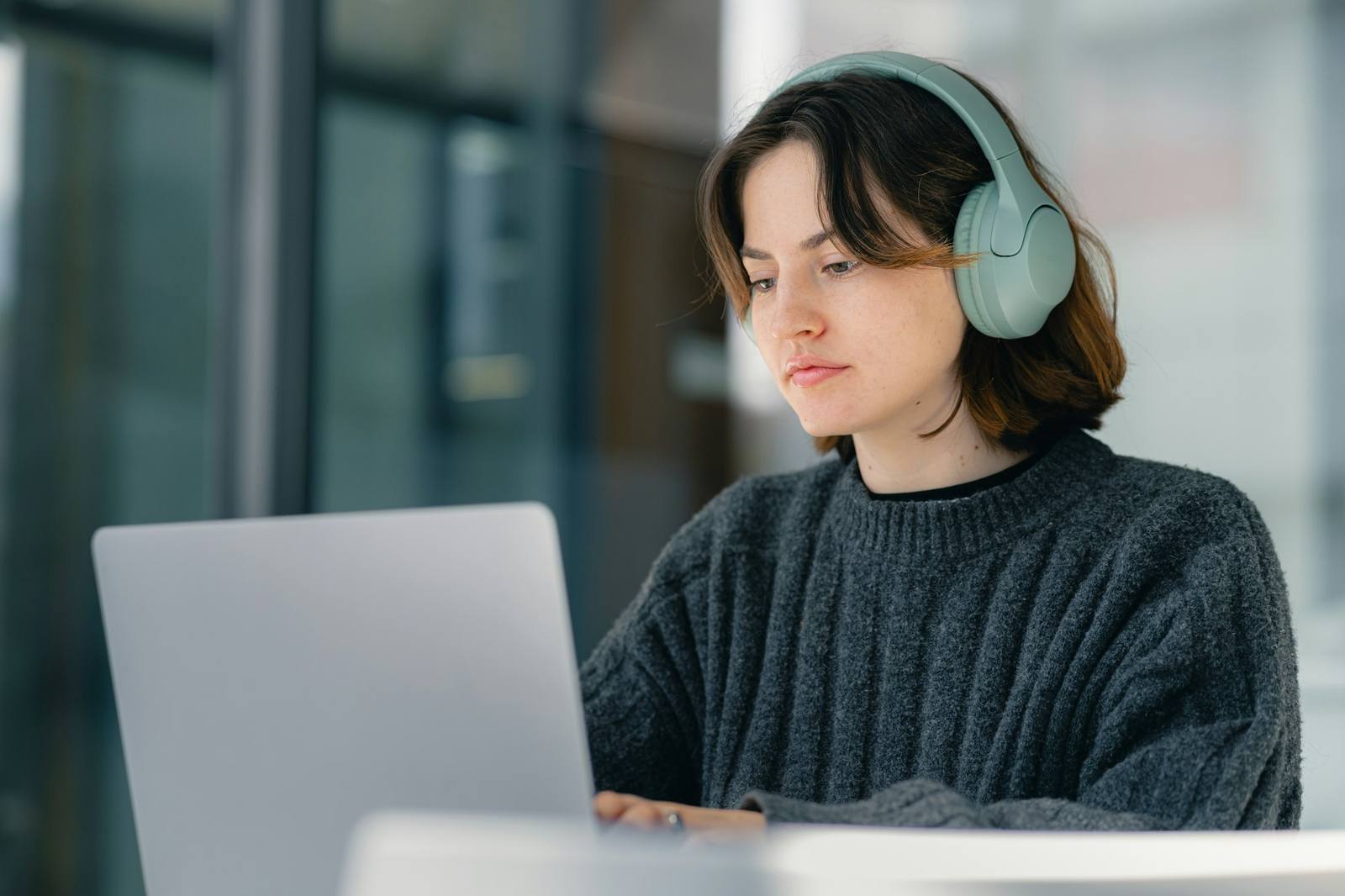 Участник проходит онлайн-тест за MacBook